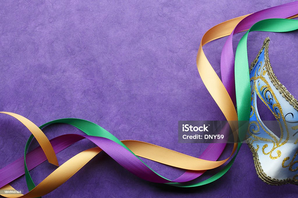 Марди Гра маски и красочные ленты на фоне фиолетовый - Стоковые фото Марди Гра роялти-фри