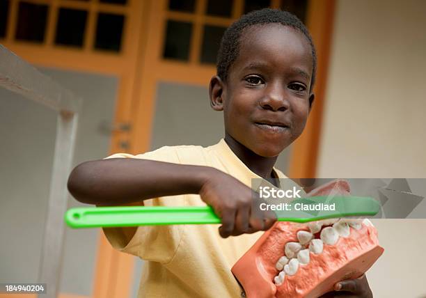 Ragazzo Africano Con Dentiere E Spazzolino Da Denti - Fotografie stock e altre immagini di Africa