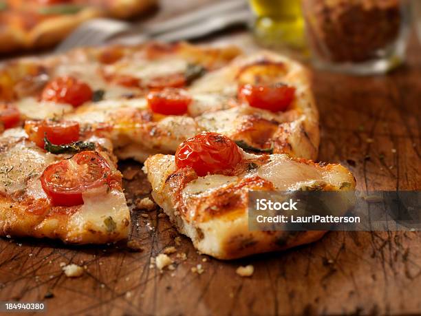 Пицца Маргарита — стоковые фотографии и другие картинки Пицца - Пицца, Базилик, Бар - питейное заведение
