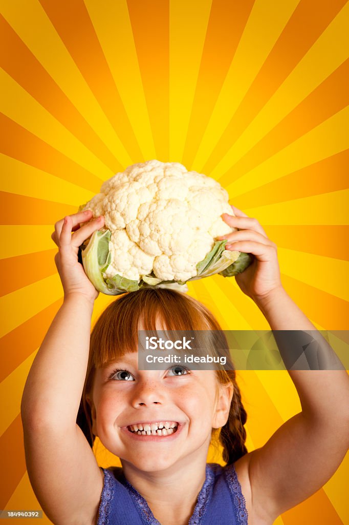 Linda niña sostiene romanesco Sobre su cabeza y sonreír - Foto de stock de Coliflor libre de derechos