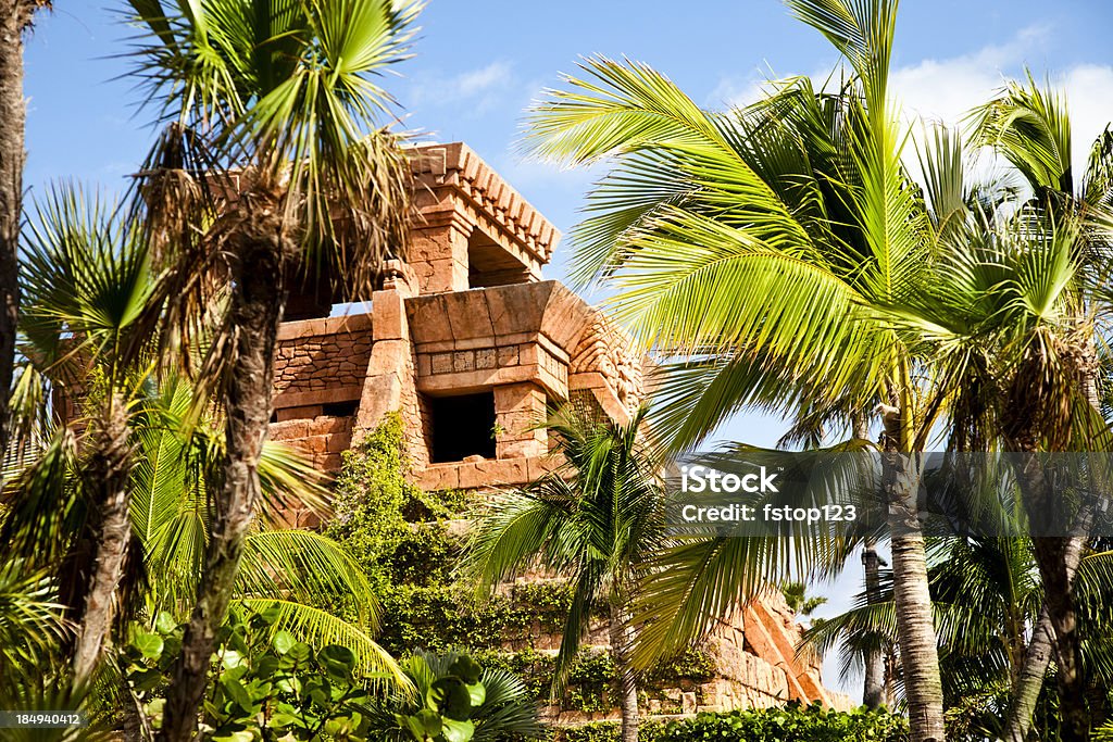 Palmiers et île tropicale temple Maya. - Photo de Bahamas libre de droits