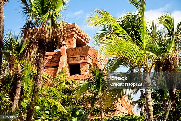 Photo libre de droit de Palmiers Et Île Tropicale Temple Maya banque d'images et plus d'images libres de droit de Bahamas - Bahamas, Nassau, Temple