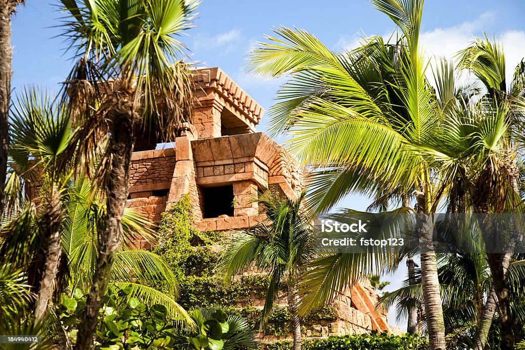 Ilha Tropical com palmeiras e templo maia. - Foto de stock de Bahamas royalty-free