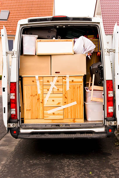 perfekt geladen - moving van moving office moving house truck stock-fotos und bilder