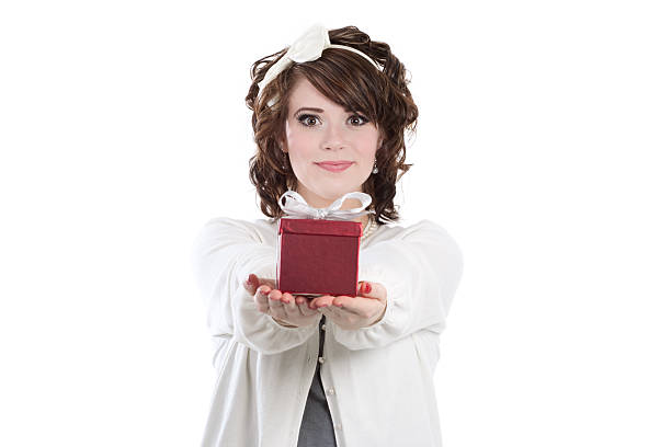 женщина держит красный подарочная коробка с бантом - bow looking at camera waist up indoors стоковые фото и изображения