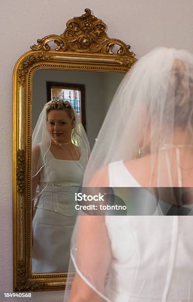 Noiva Olhar Para Um Espelho - Fotografias de stock e mais imagens de Adulto - Adulto, Amor, Branco