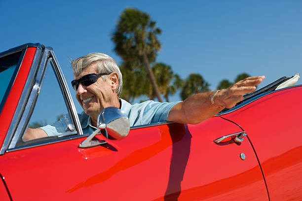 senior conducción convertible car clásico - collectors car mature men transportation lifestyles fotografías e imágenes de stock