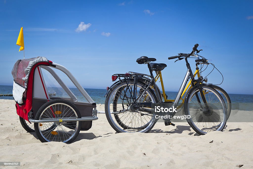 Fahrräder mit einem baby-Anhänger - Lizenzfrei Radfahren Stock-Foto