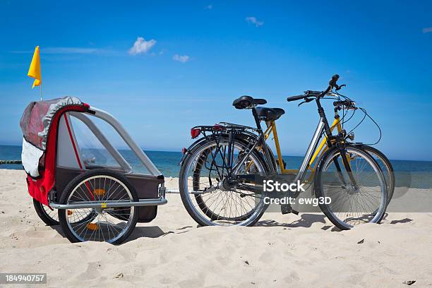 Foto de Bicicletas Com Um Bebê Trailer e mais fotos de stock de Ciclismo - Ciclismo, Bicicleta, Trailer de Carro