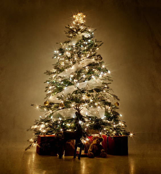 illuminato albero di natale di notte - christmas christmas tree angel decoration foto e immagini stock
