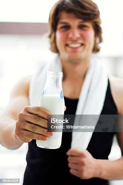 Sportliche Lächelnd Mann Mit Milchflasche Stockfoto und mehr Bilder von 25-29 Jahre - 25-29 Jahre, Aktiver Lebensstil, Anaerobes Training