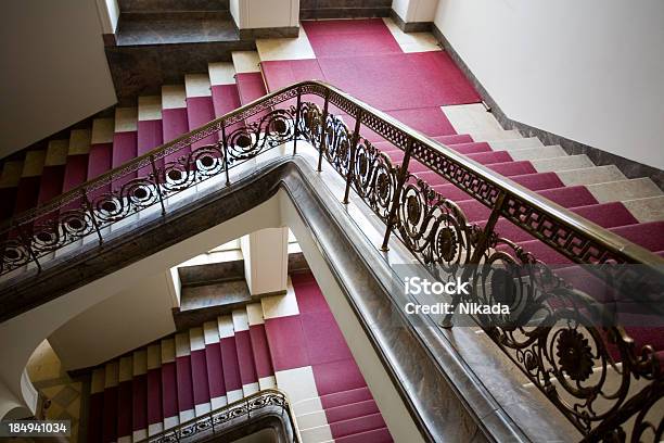 Noble De Escalera Foto de stock y más banco de imágenes de Escaleras - Escaleras, Moqueta, Alta Sociedad