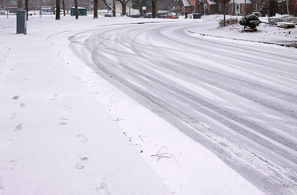 istock Snow In Residential Area 184941094
