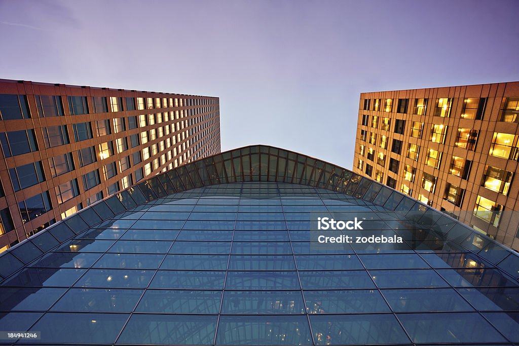 Distretto finanziario al crepuscolo, Canary Wharf, Londra - Foto stock royalty-free di Esterno di un edificio