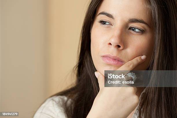 Distrustful Mujer Foto de stock y más banco de imágenes de Adulto - Adulto, Adulto joven, Angustiado