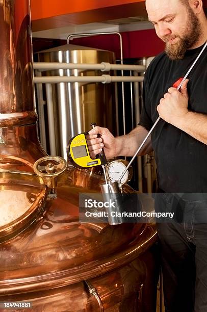 Foto de Brewer Teste Sua Em Um Minifábrica De Cerveja e mais fotos de stock de Cerveja - Cerveja, Dentro, Tanque de Armazenamento