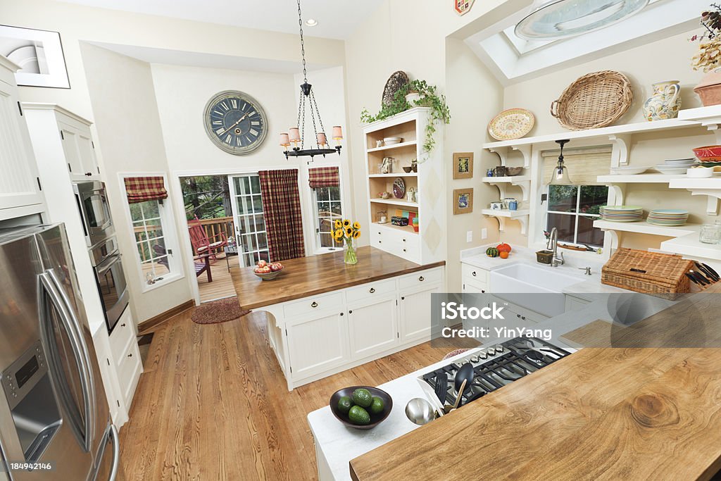 Casa residencial con cocina recientemente rediseñado - Foto de stock de A la moda libre de derechos