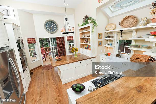 住宅一新したキッチン - からっぽのストックフォトや画像を多数ご用意 - からっぽ, アイランドキッチン, インテリア