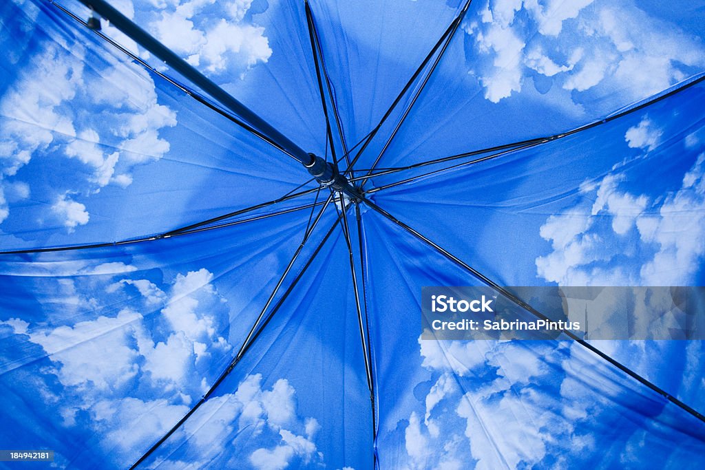 Parapluie ouvert avec ciel bleu et nuages - Photo de Affaires libre de droits