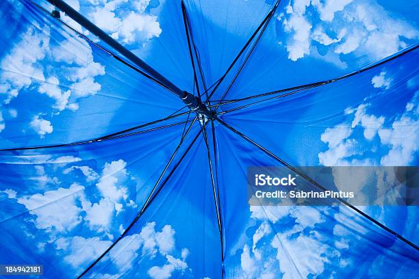Abrir O Guardachuva Com Céu Azul E Nuvens - Fotografias de stock e mais imagens de Negócios - Negócios, Raio de Roda, Aberto