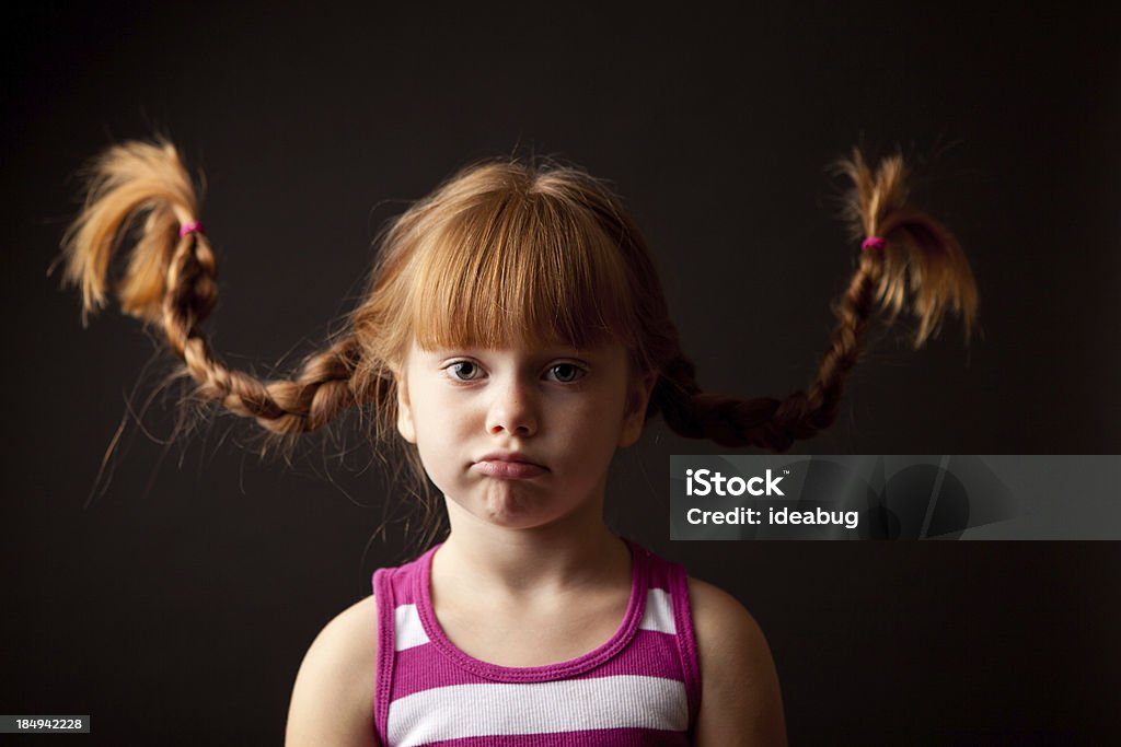 Pouting, niña de pelo roja con mallas ascendente, aislado en negro - Foto de stock de Niño libre de derechos