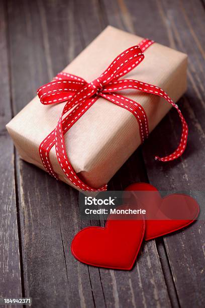 Caja De Regalo Con Dos Corazones Rojos Foto de stock y más banco de imágenes de Amor - Sentimiento - Amor - Sentimiento, Aniversario, Caja