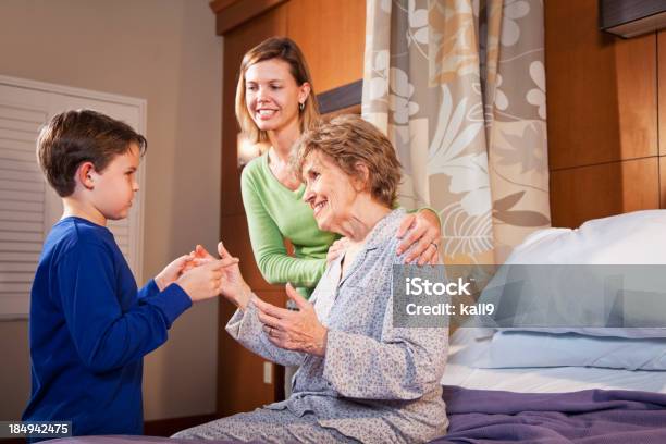 Familie Die Großmutter Im Krankenhaus Stockfoto und mehr Bilder von 8-9 Jahre - 8-9 Jahre, 80-89 Jahre, Alter Erwachsener