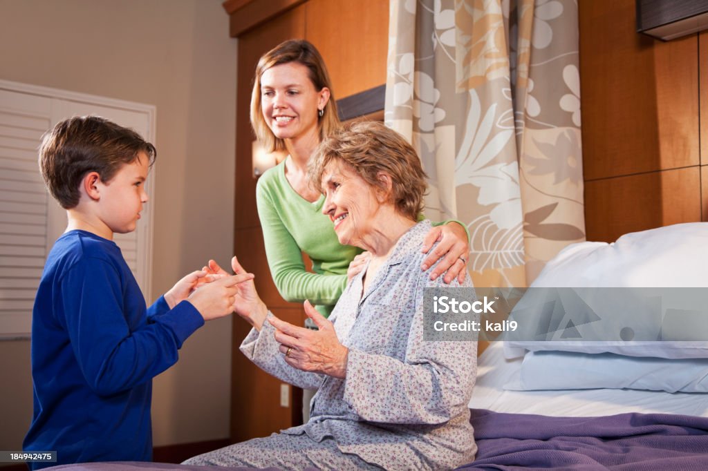 Famiglia nonna visita in ospedale. - Foto stock royalty-free di 8-9 anni