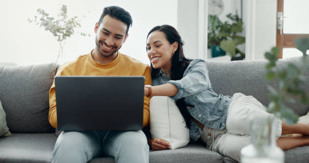 Couple, laptop and laugh on sofa in home for love, watch movies and streaming multimedia. Happy man, woman and talk about funny meme on computer, social media post and online shopping in living room computadora portátil en casa, sonríe y relájate en pareja busca en internet, web o compras en línea de muebles, sofá o sofá. lectura de noticias, sala de estar y hombre, mujer o matrimonio feliz personas investigan información sobre relaciones