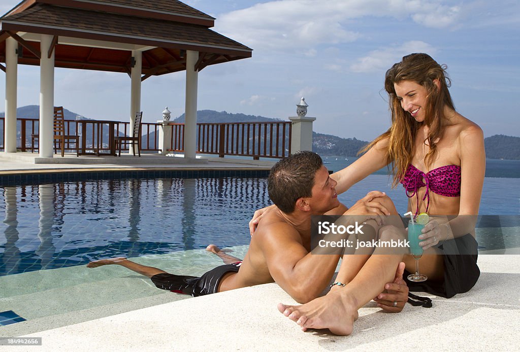 Junges Paar im Swimmingpool - Lizenzfrei Andamanensee Stock-Foto