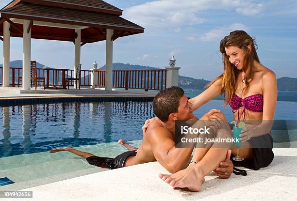 Junges Paar Im Swimmingpool Stockfoto und mehr Bilder von Andamanensee - Andamanensee, Attraktive Frau, Beige