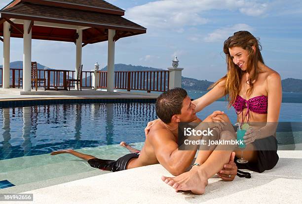 Foto de Jovem Casal Na Piscina e mais fotos de stock de Acampamento de Férias - Acampamento de Férias, Adulto, Amizade