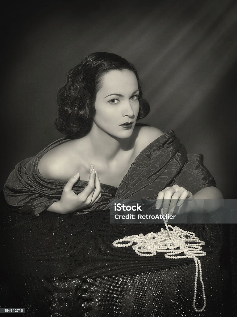 Noir style.Diva avec collier - Photo de 1940-1949 libre de droits