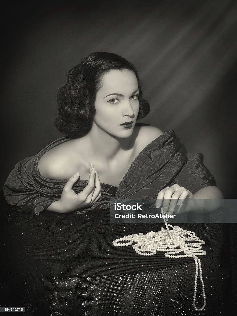 Noir style.Diva con Collana - Foto stock royalty-free di 1940-1949