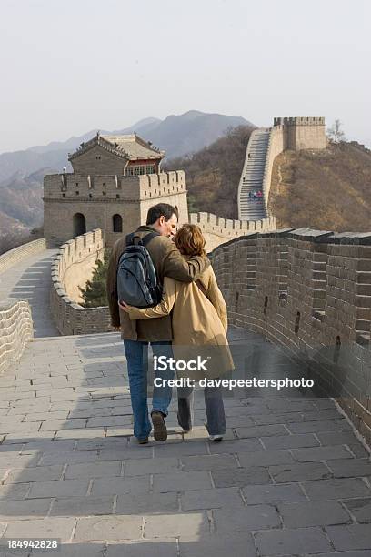 China Great Walljunges Paar Stockfoto und mehr Bilder von Chinesische Mauer - Chinesische Mauer, Tourist, Abenteuer