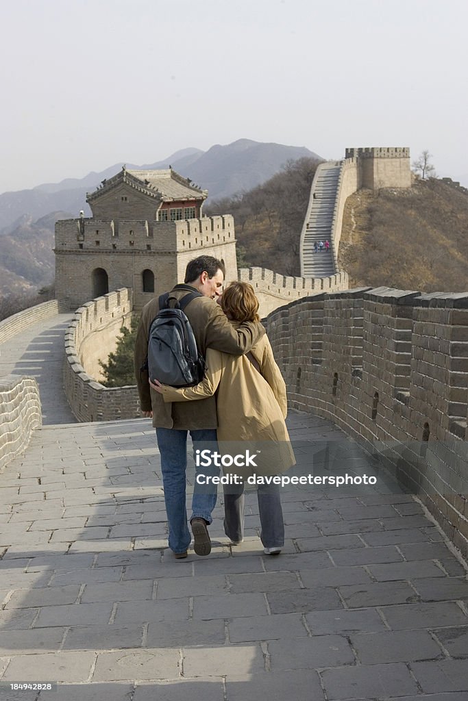 Cina Grande Muraglia-giovane Coppia - Foto stock royalty-free di Muraglia cinese