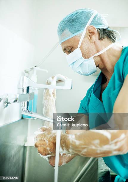 Mantenere Le Cose Sterile È Molto Importante - Fotografie stock e altre immagini di Intervento chirurgico - Intervento chirurgico, Lavarsi le mani, Adulto