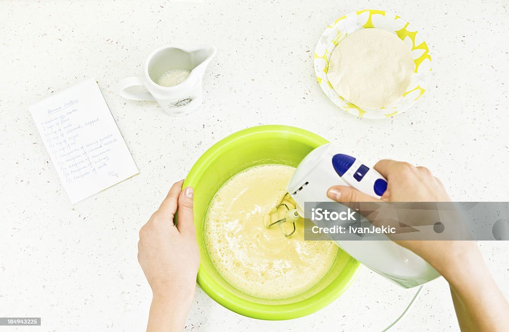 Crème faire dans la cuisine - Photo de Aliment libre de droits