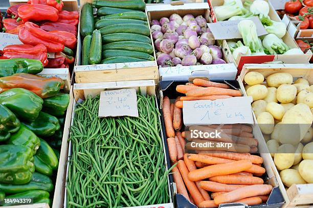 Photo libre de droit de Légumes Sur Le Marché banque d'images et plus d'images libres de droit de Étiquette de prix - Étiquette de prix, Marché paysan, Aliment