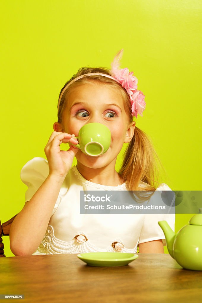 Kleines Mädchen trinkt Tee - Lizenzfrei Mädchen Stock-Foto