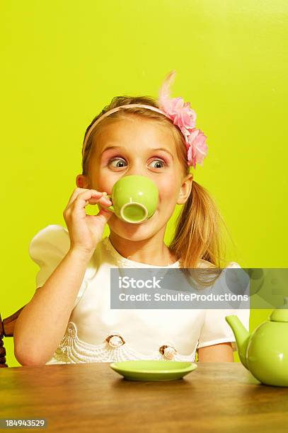 Ragazzina Beve Tè - Fotografie stock e altre immagini di Bambine femmine - Bambine femmine, Bere, 6-7 anni