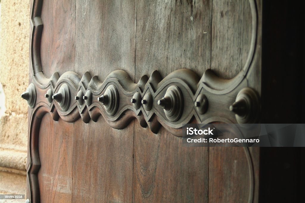 Porta in legno antico - Foto stock royalty-free di Acciaio