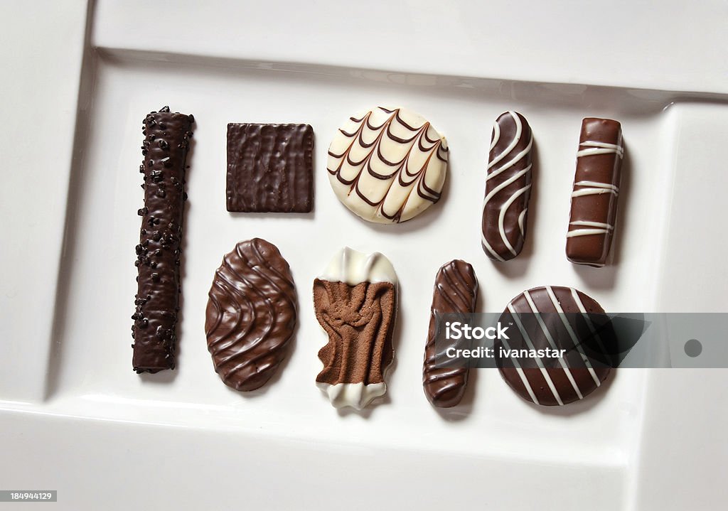 Assortiment de chocolats sur plaque blanche - Photo de Confiserie - Mets sucré libre de droits