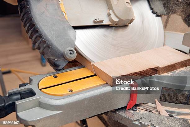 Foto de Composto De Correr Miter Viu Corte Detalhe e mais fotos de stock de Cortar - Atividade - Cortar - Atividade, Cerejeira - Madeira de Lei, Madeira