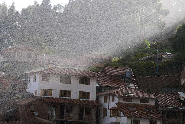 lluvia fuerte en la ciudad - rain monsoon rainforest storm fotografías e imágenes de stock