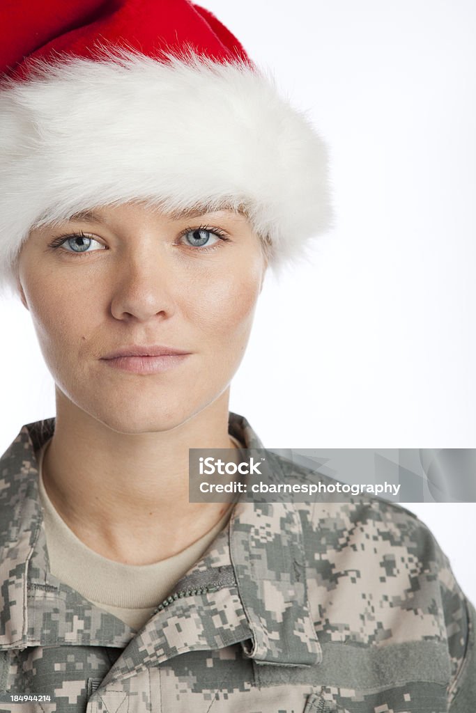 Donna soldato indossando Natale Cappello da Babbo Natale - Foto stock royalty-free di Abbigliamento mimetico