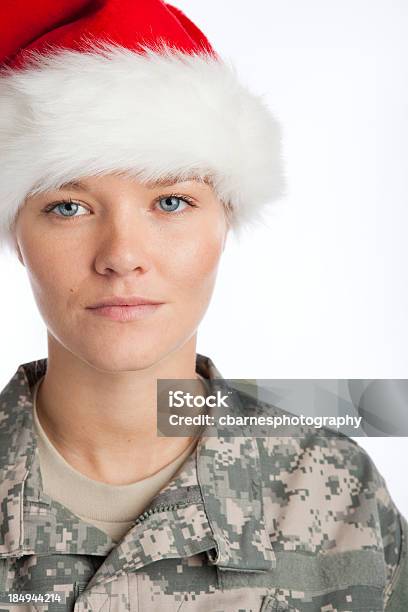 Donna Soldato Indossando Natale Cappello Da Babbo Natale - Fotografie stock e altre immagini di Abbigliamento mimetico