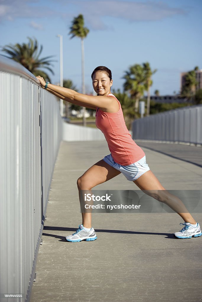 Jovem mulher asiática a fazer alongamentos - Royalty-free Barriga da perna - Corpo humano Foto de stock