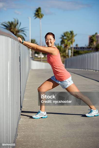 Jovem Mulher Asiática A Fazer Alongamentos - Fotografias de stock e mais imagens de Barriga da perna - Corpo humano - Barriga da perna - Corpo humano, Esticar, Exercitar