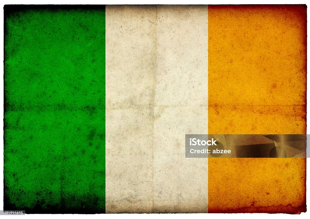 Grunge bandiera irlandese sulla vecchia Cartolina con bordo grezzo - Foto stock royalty-free di Bandiera della Repubblica d'Irlanda